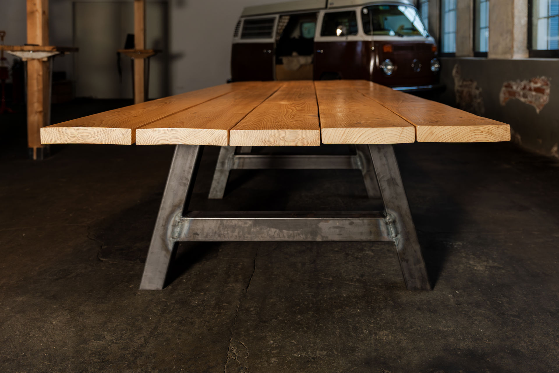Monumentaler Tisch aus Stahl und Massivholz – Bild 2
