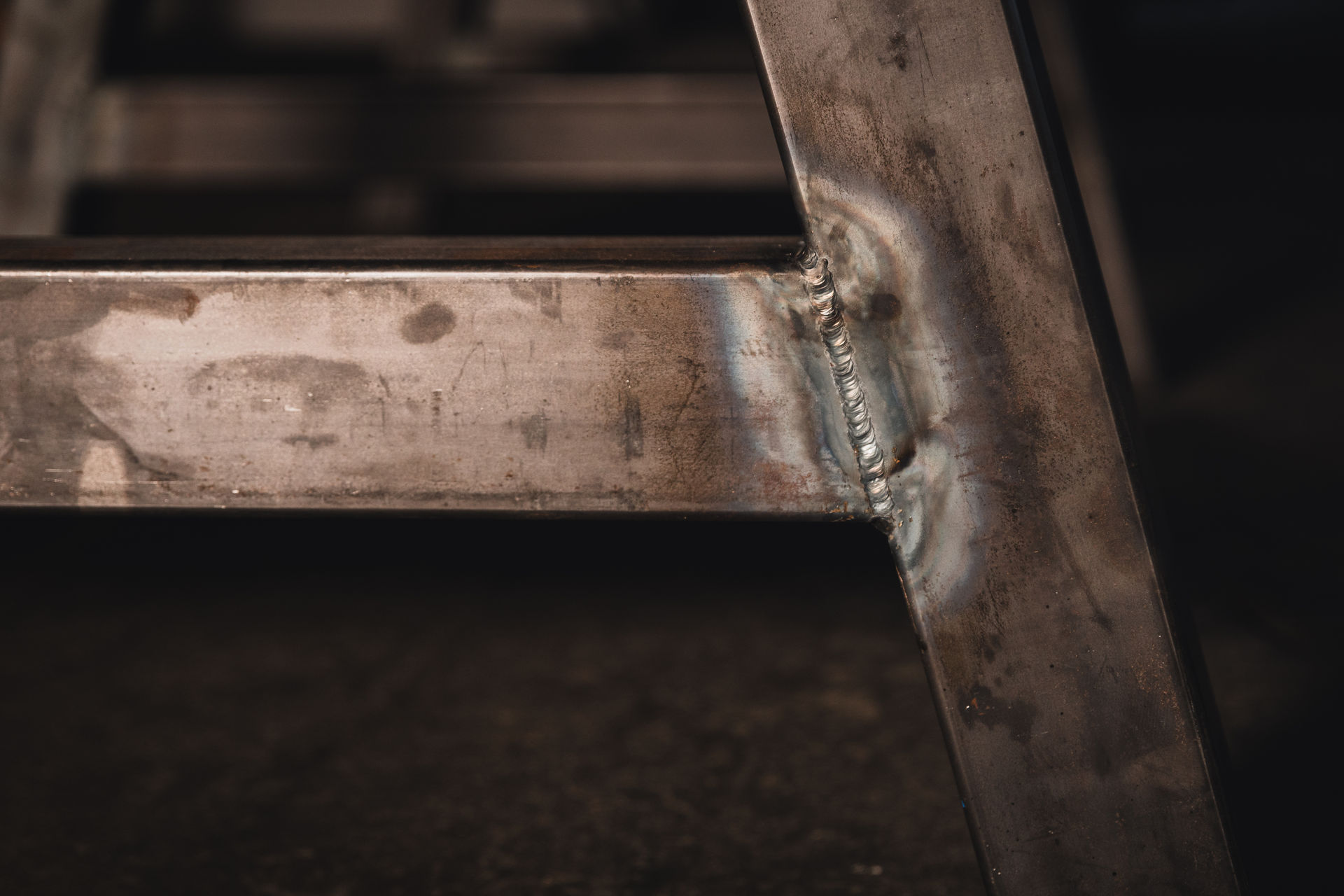 Monumentaler Tisch aus Stahl und Massivholz – Bild 5