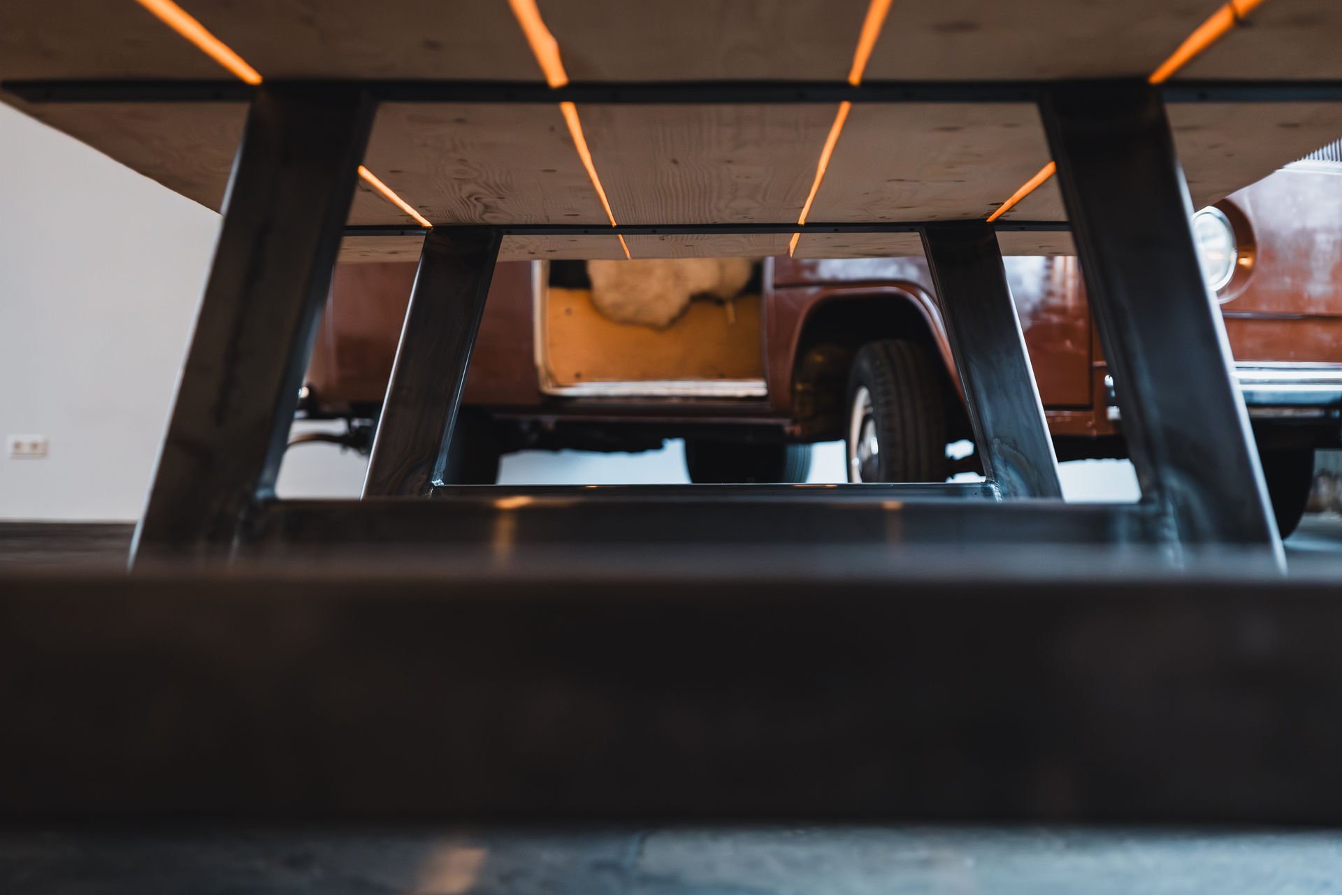 Monumentaler Tisch aus Stahl und Massivholz – Bild 6