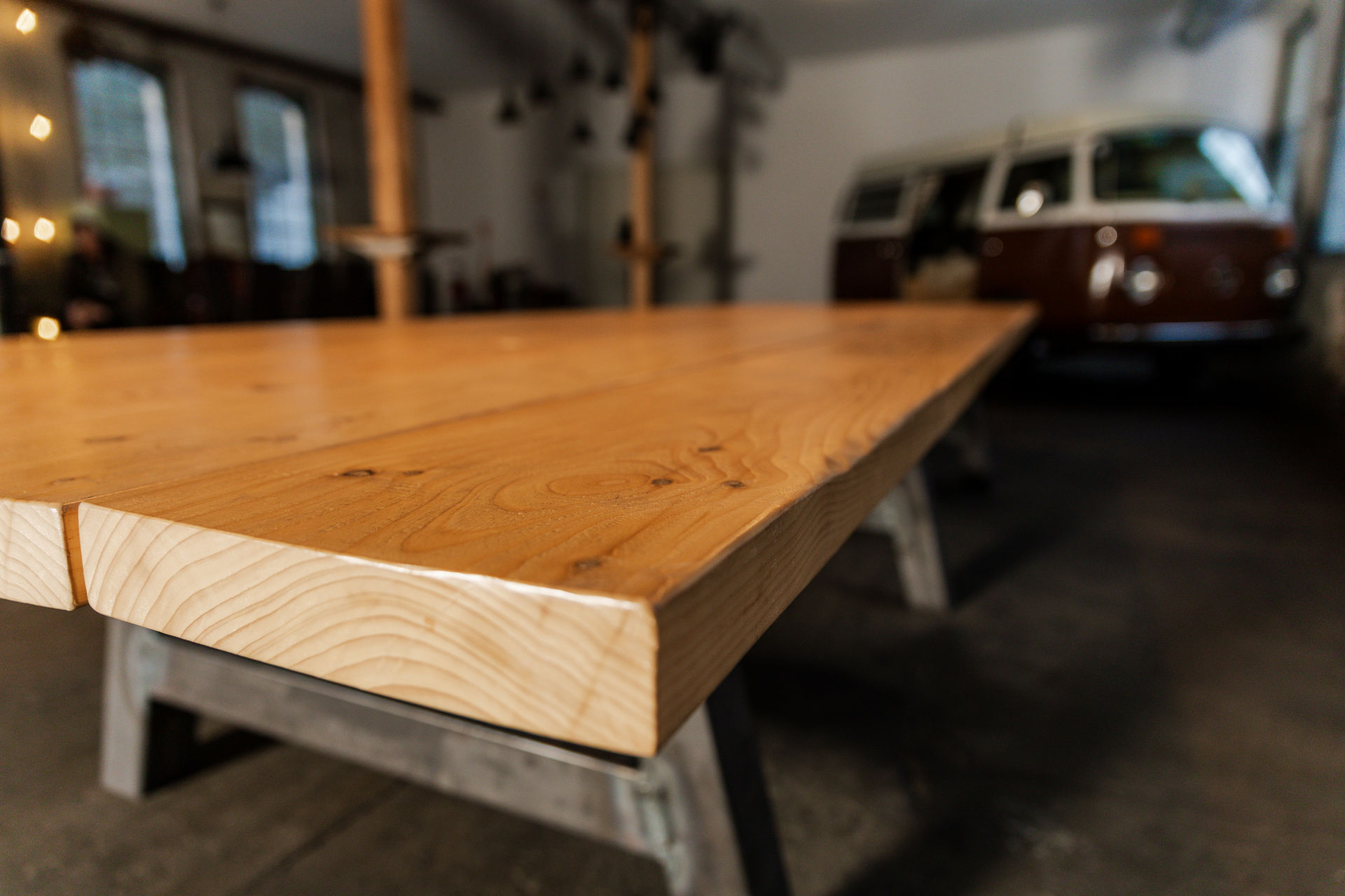 Stahl-Massivholz-Tisch