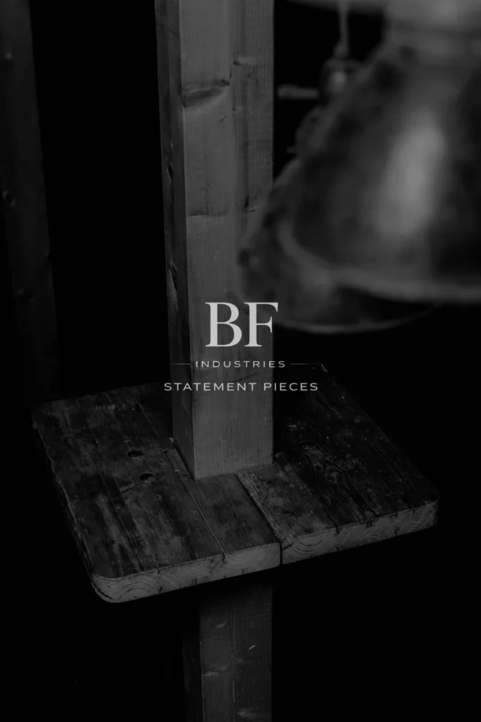 Lampe von oben fotografiert auf einen Stehtisch der für um einen senkrechten Balken herum konstruiert wurde.