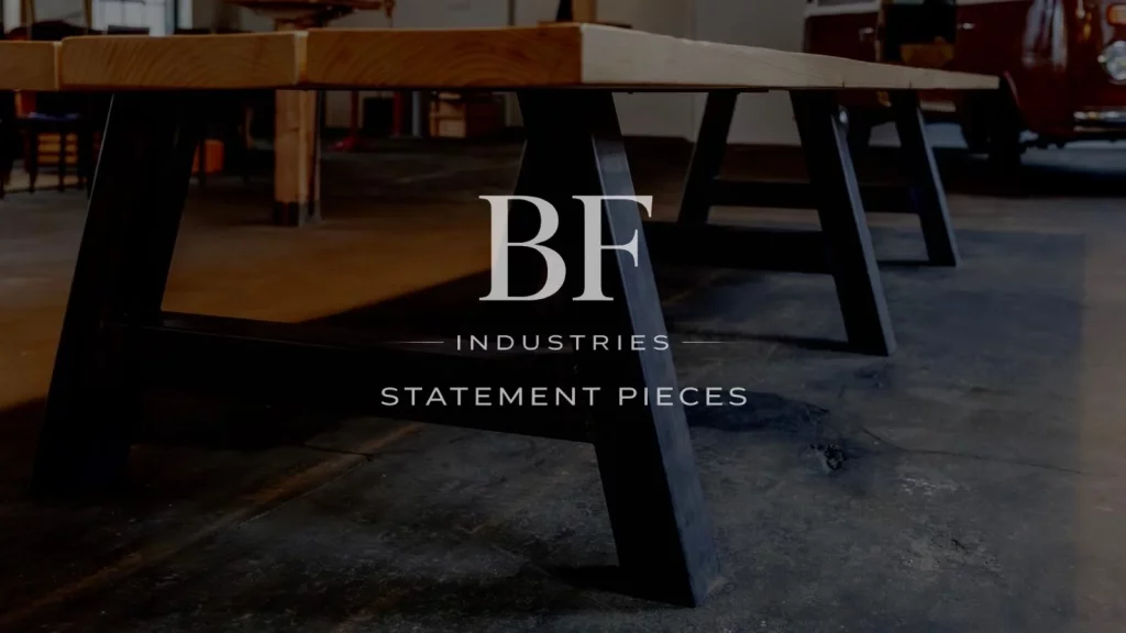 Statement architektur möbel Tisch eus seitlischer Perspektive bei dem man das untere Gestell gut erkennnen kann.