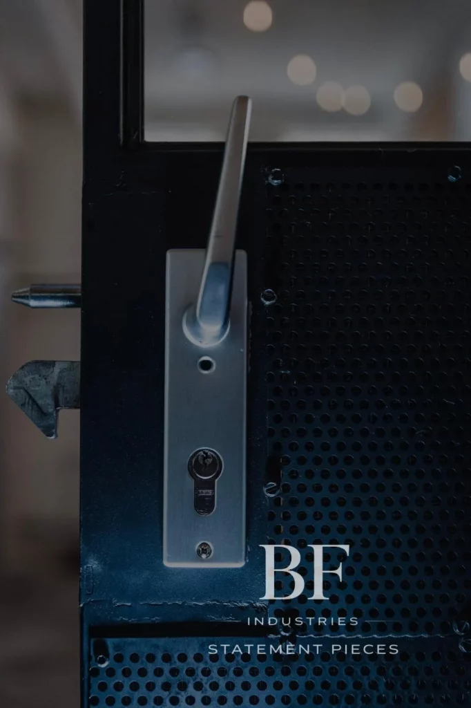 Klinke der Rolltür senkrecht nach oben stehend und der Schließmechanismus ist sichtbar.