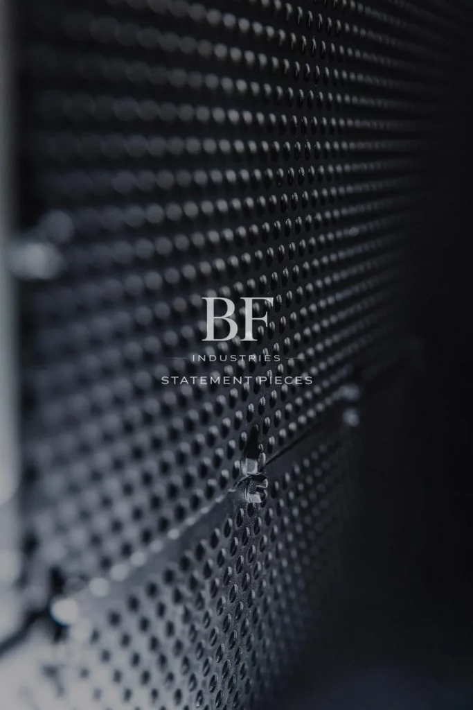 Gitter von der Rolltür aus Aluminium mit Schrauben befestigt.