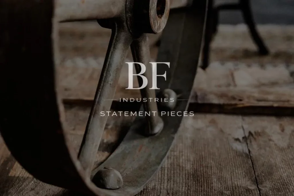 Rad aus Stahl welches auf einem Holzuntergrund steht.