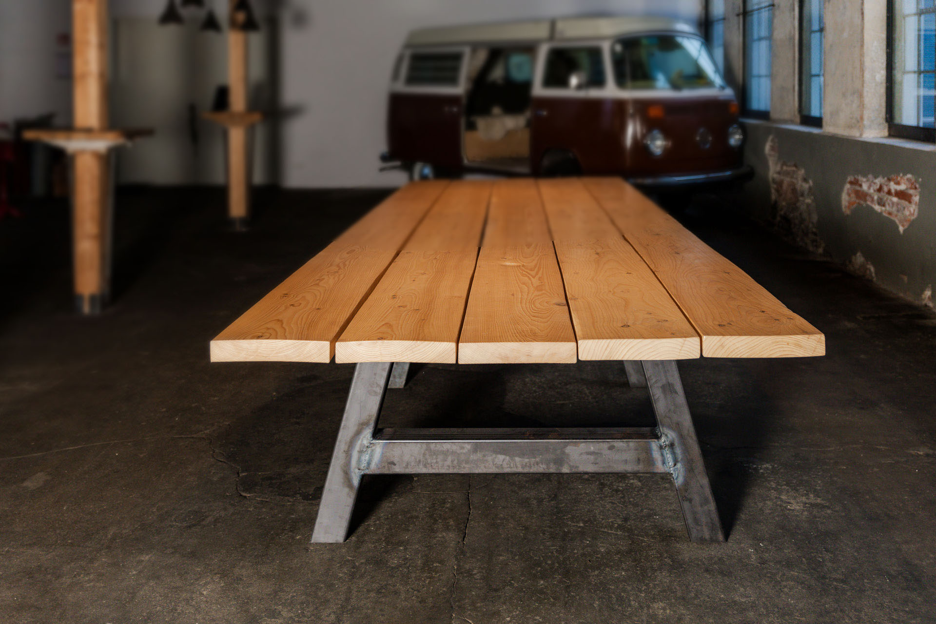 Monumentaler Tisch