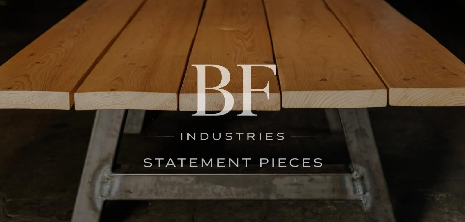 Massivholz-Tisch als statement pieces mit Stahl-Fußgestell, Oberfläche aus Massivholzbohlen.